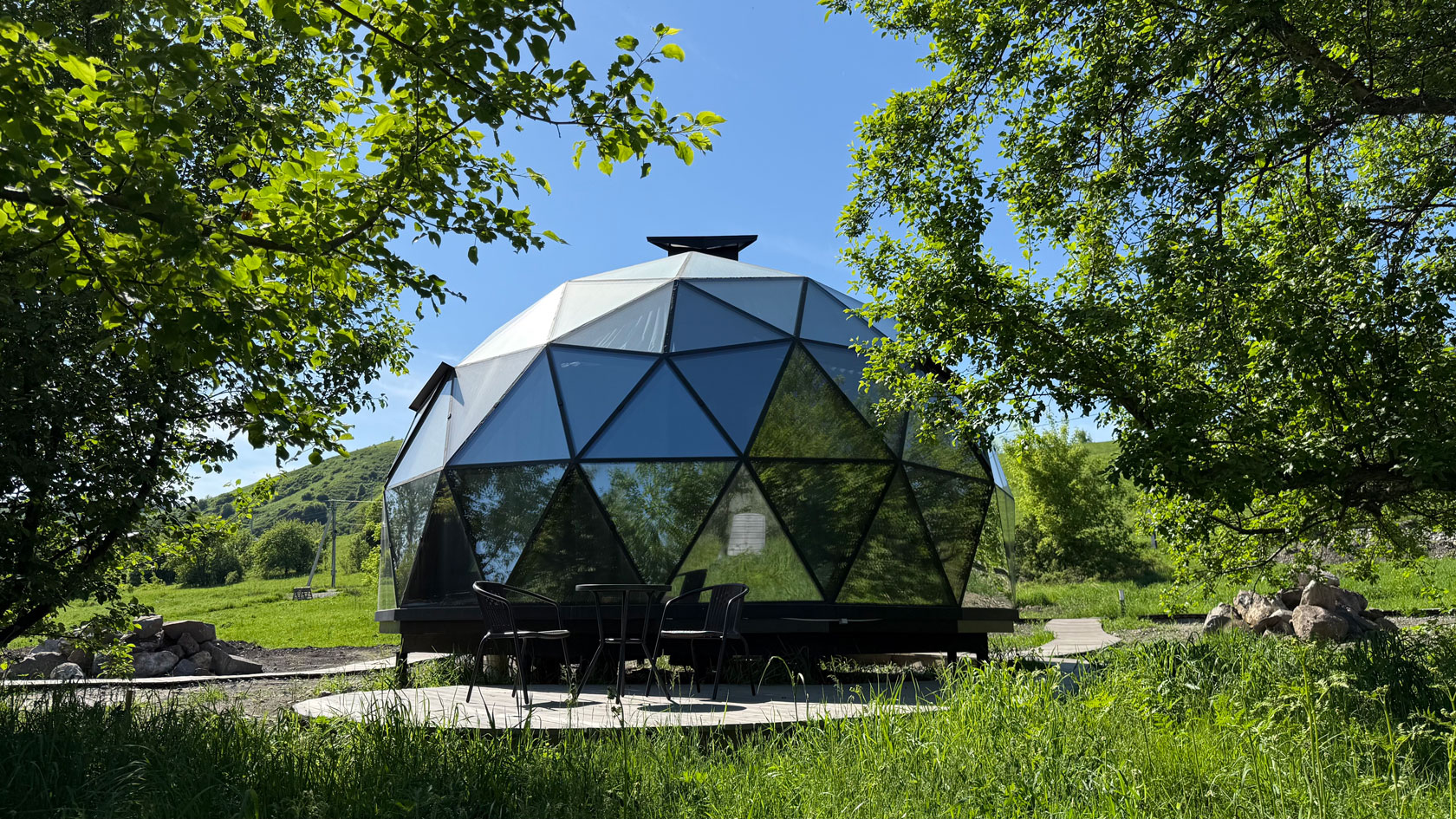 Зеркальный купольный объект NeoDome в природной локации